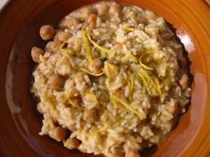 Ρεβύθια με ρύζι, ξύσμα λεμονιού και δενδρολίβανο