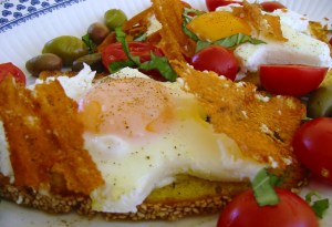 Αυγά ποσέ σε φέτες καλαμποκίσιου ψωμιού με τσιπς φέτας! 
