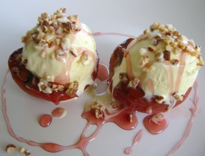 Ροδάκινα ποσέ σε σιρόπι amaretto με παγωτό και πραλίνα αμυγδάλου